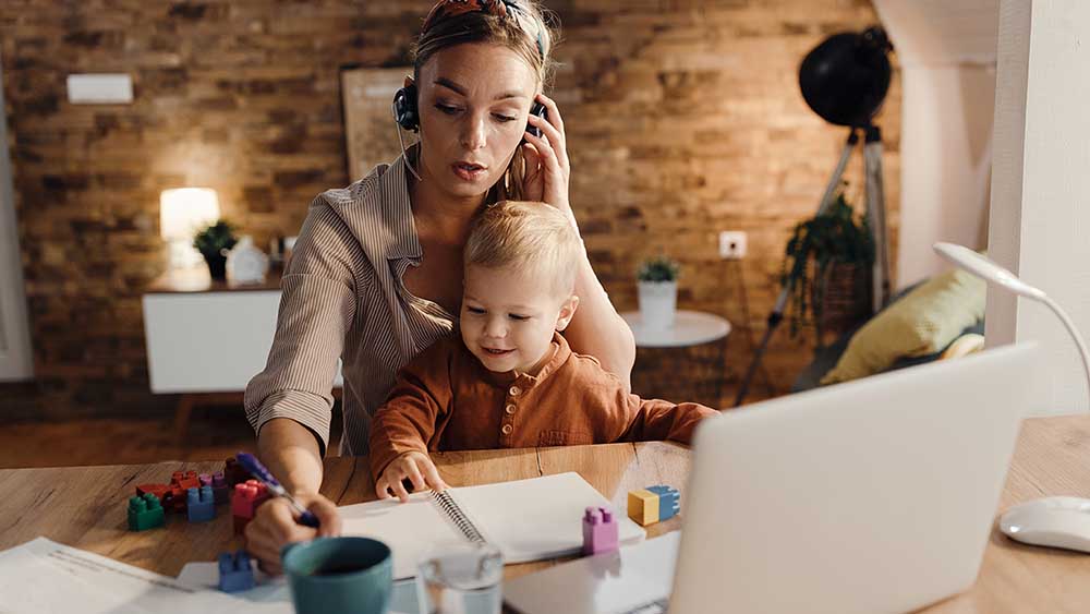 Lavorare da casa non è un hobby, la realtà delle madri con partita Iva