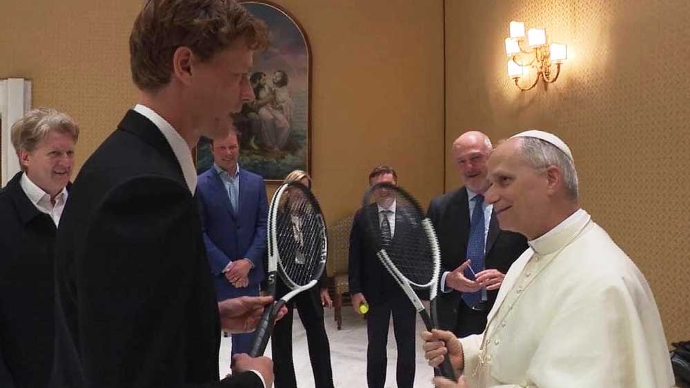 Quando il tennis incontra il Vaticano, Jannik Sinner e papa Leone XIV si scambiano racchette e sorrisi
