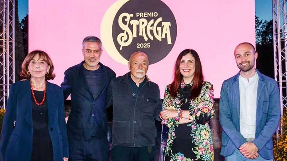 Andrea Bajani trionfa al premio Strega con ’L’anniversario’, un romanzo sull’assenza che pesa più della presenza